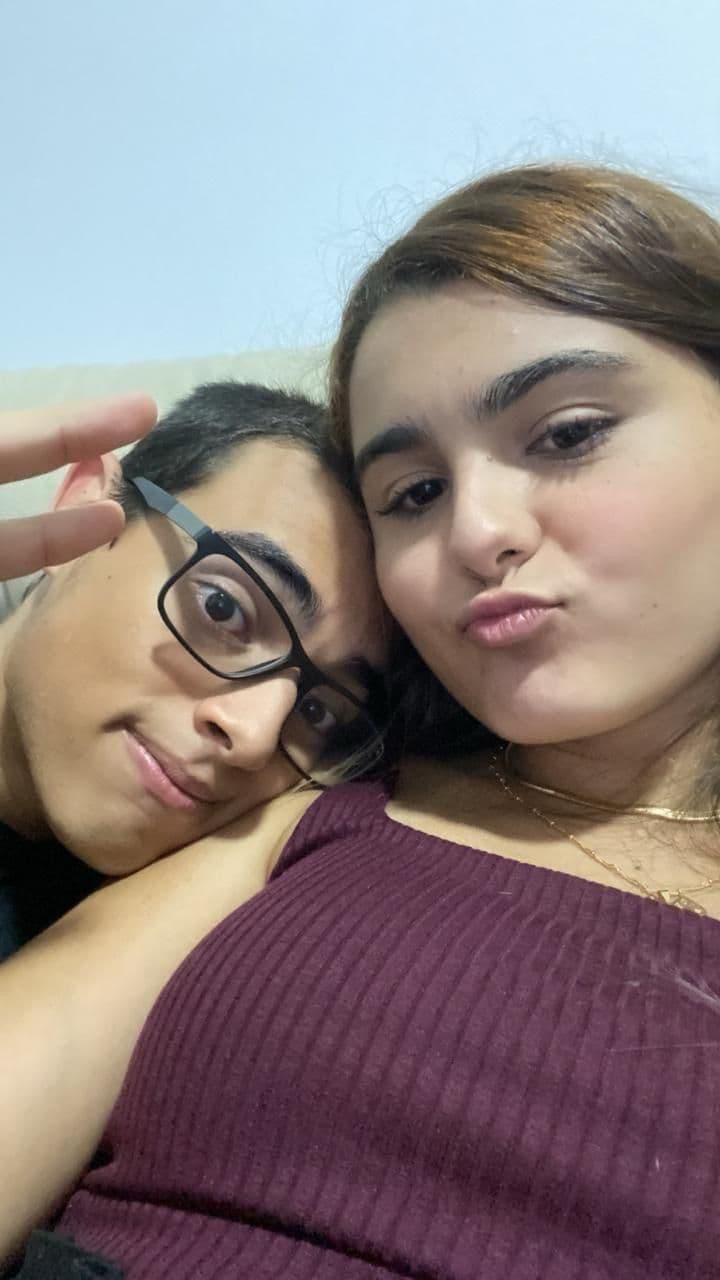 Selfie de Lucas e Marina com os rostos colados